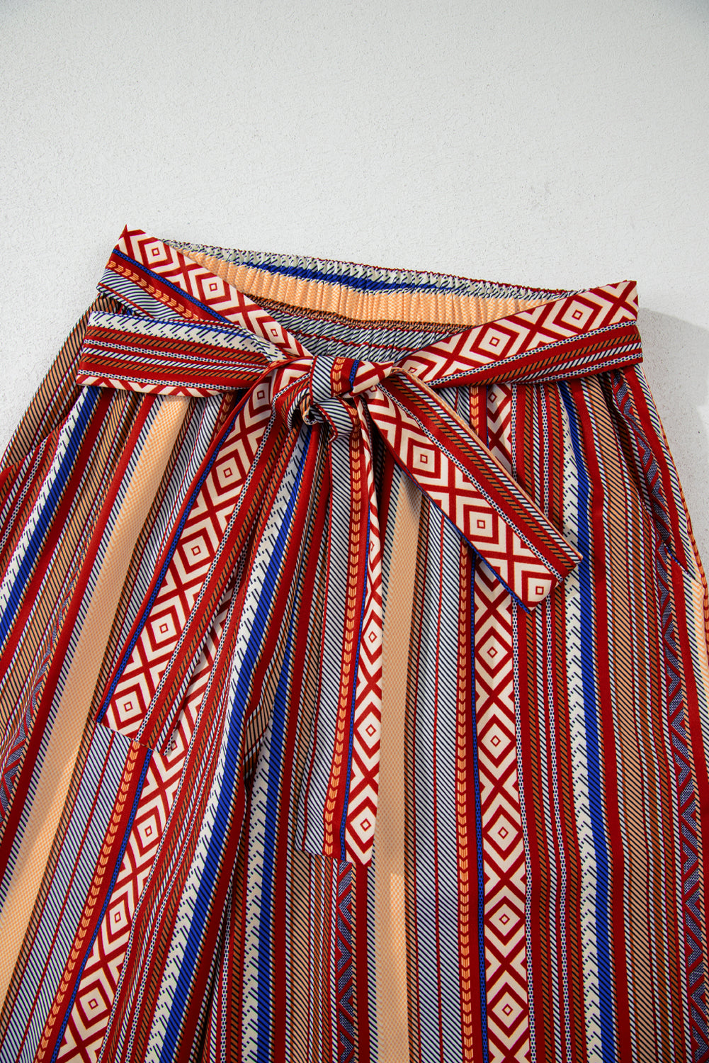 Rote Hose mit weitem Bein und Boho-Ethno-Streifenmuster