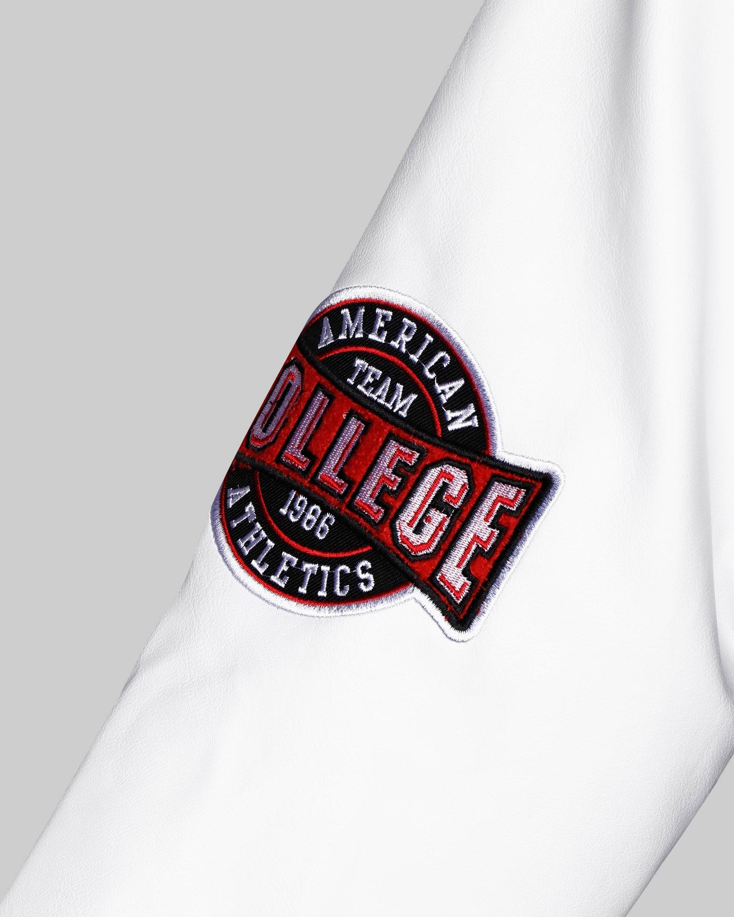 Baseball-Bomberjacke mit kontrastierenden Ärmeln