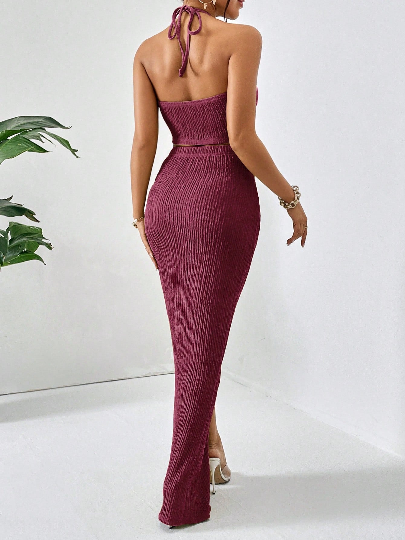 Privé – Kurzes Neckholder-Top in Uni und Rock mit Schlitz und verdrehter Vorderseite am Oberschenkel