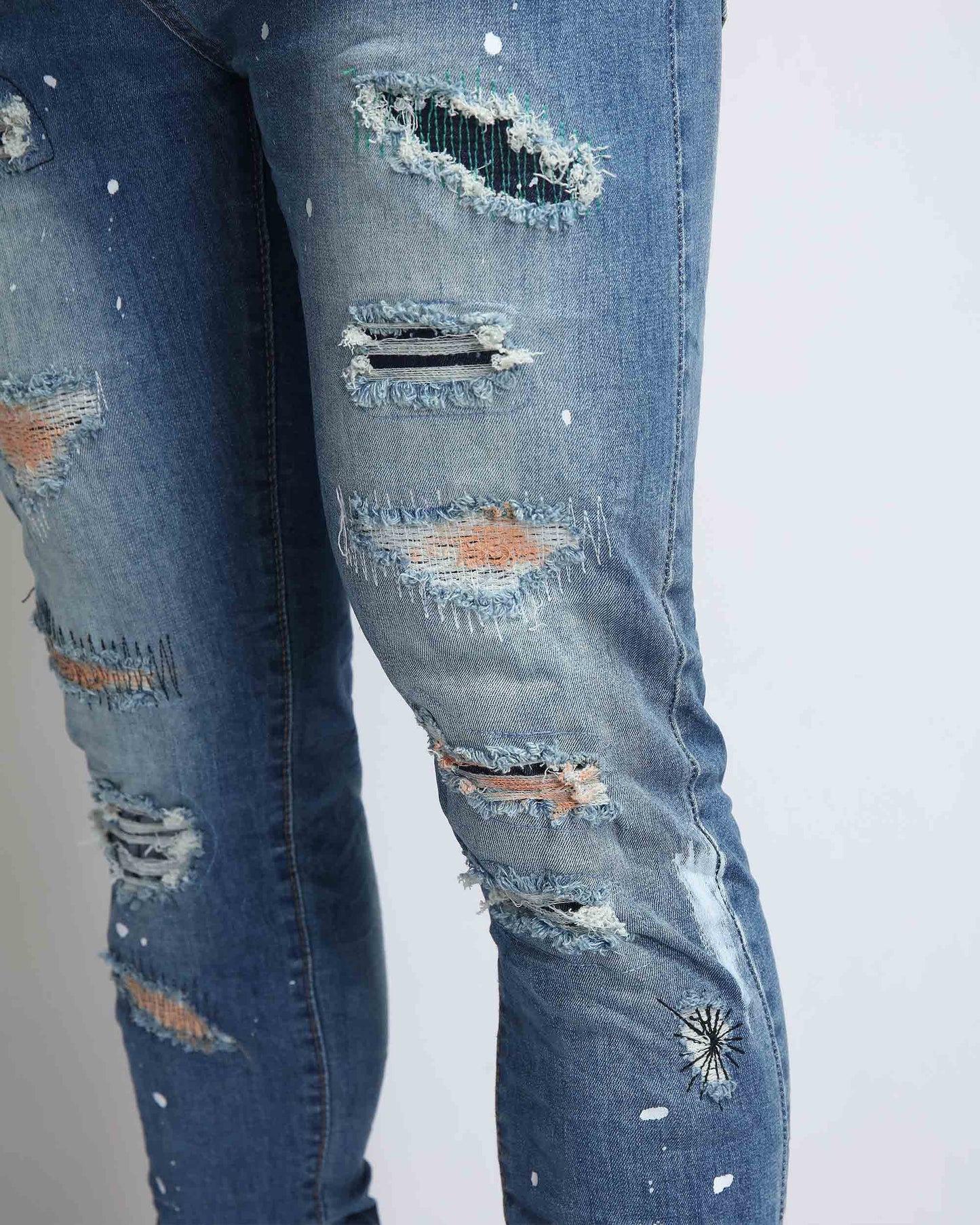 Zerrissene Jeans in Distressed-Optik in mittlerer Waschung