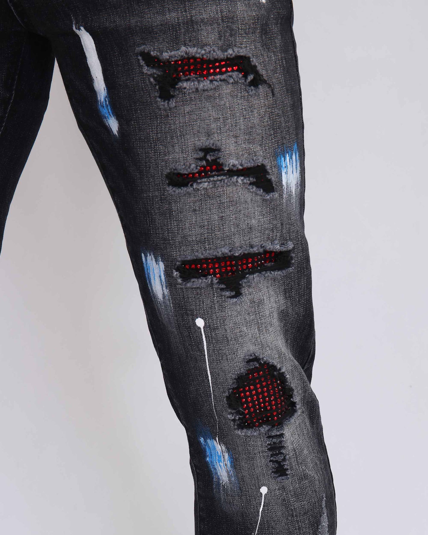 Street Art Chic zerrissene schwarze Jeans mit Graffiti-Farbzeichnung