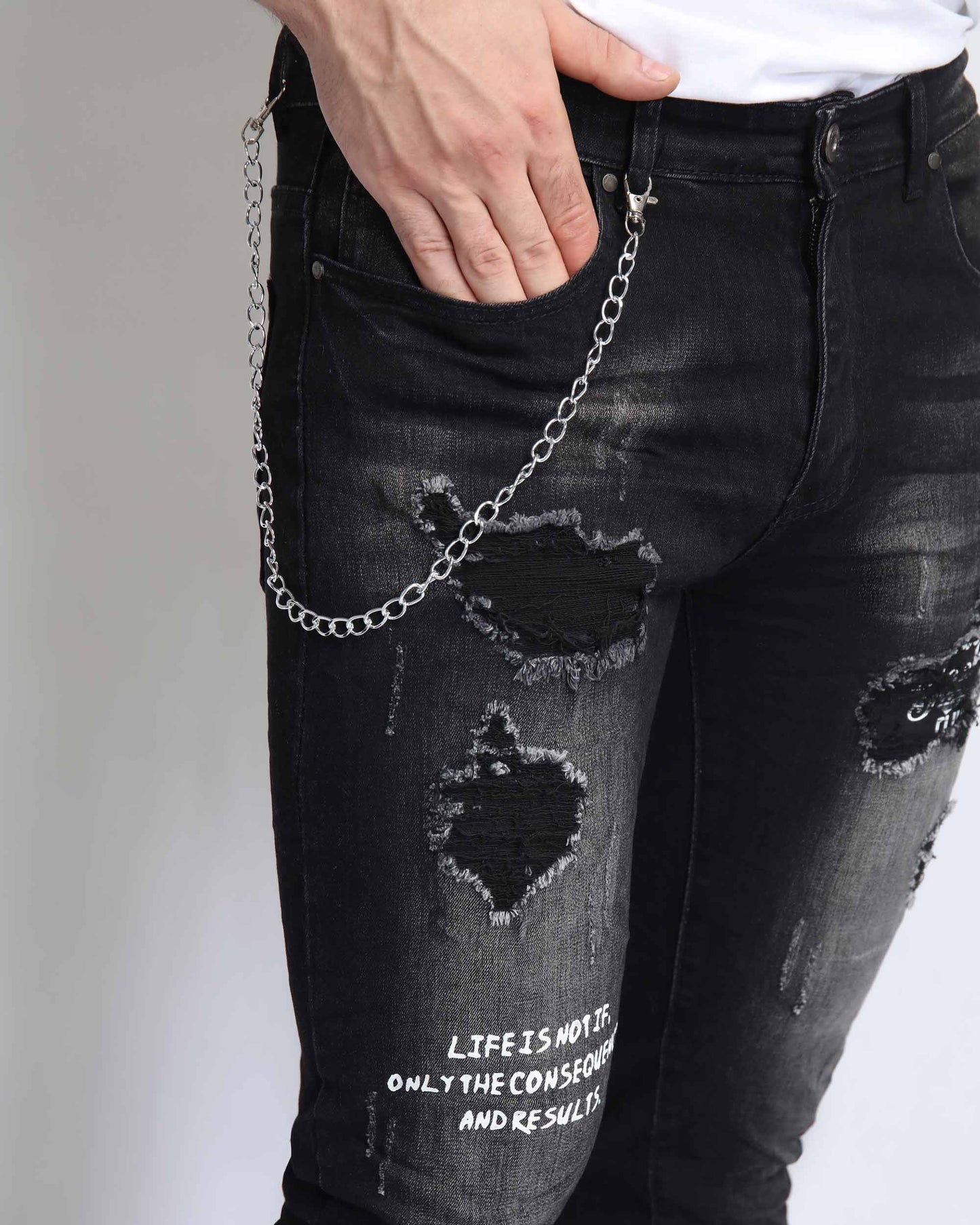 Zerrissene schwarze Jeans mit Graffiti-Muster und unregelmäßiger Waschung