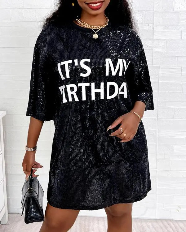 Lässiges Kleid mit Buchstabenmuster und Pailletten