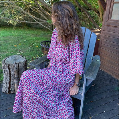 Kleid mit geometrisch bedruckten Puffärmeln