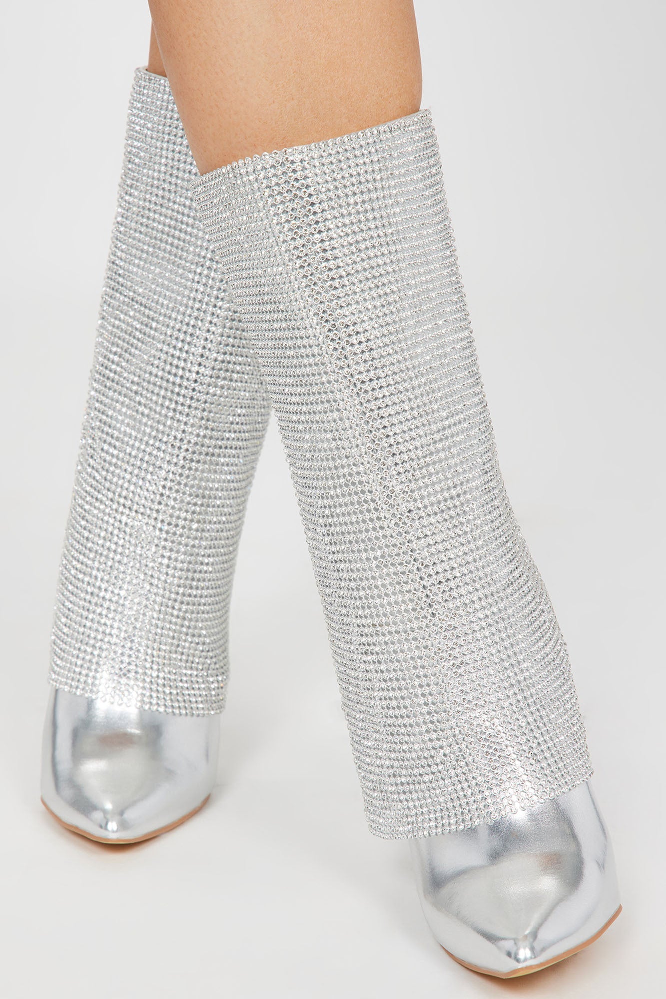 – Kniehohe Stiefel mit verziertem Overlay - Silber