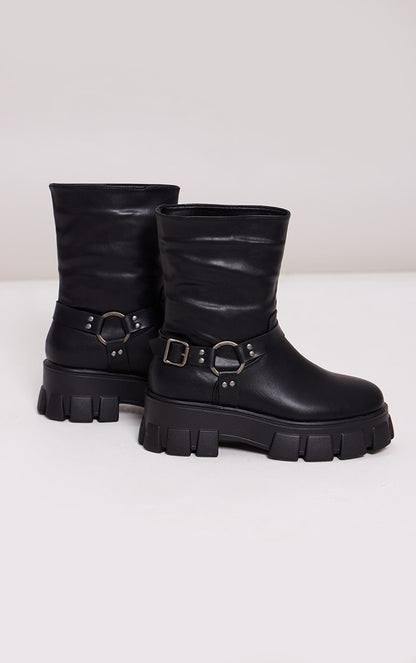 Schwarze Stiefeletten mit Schnallenriemen und dicker Profilsohle