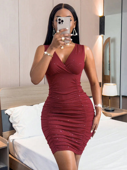 SXY – Figurbetontes Kleid mit Strasssteinen und Rüschen