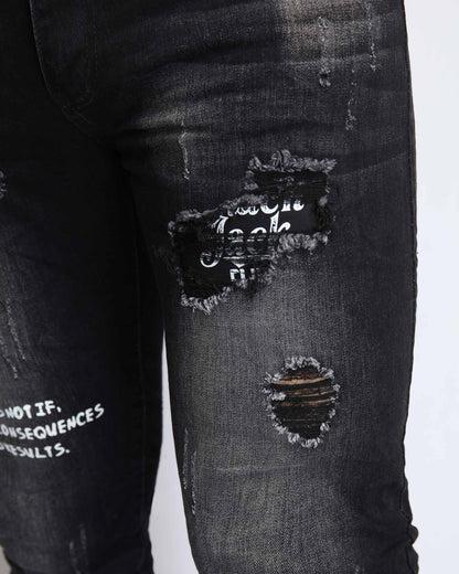 Zerrissene schwarze Jeans mit Graffiti-Muster und unregelmäßiger Waschung 