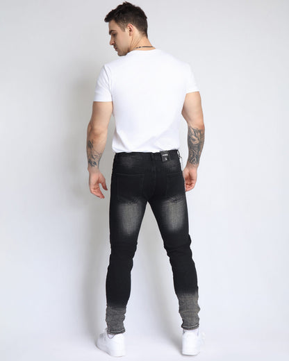 Zerrissene schwarze Jeans mit Graffiti-Muster und unregelmäßiger Waschung 