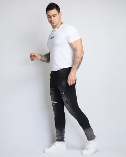 Zerrissene schwarze Jeans mit Graffiti-Muster und unregelmäßiger Waschung 