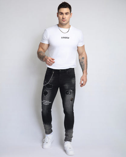 Zerrissene schwarze Jeans mit Graffiti-Muster und unregelmäßiger Waschung 