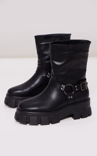Schwarze Stiefeletten mit Schnallenriemen und dicker Profilsohle