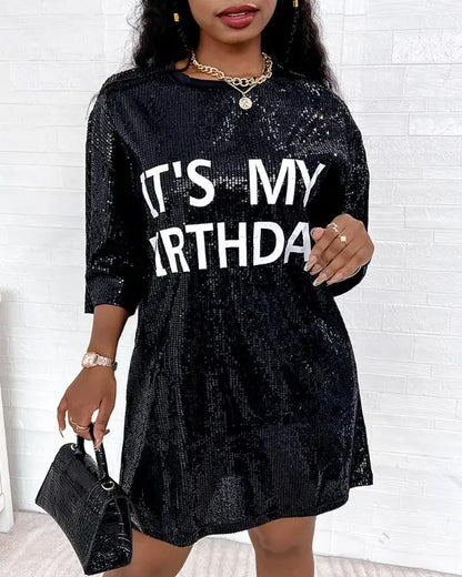 Lässiges Kleid mit Buchstabenmuster und Pailletten