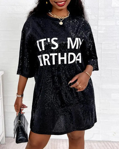 Lässiges Kleid mit Buchstabenmuster und Pailletten