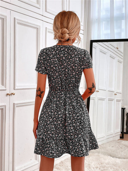 Gewebtes, bedrucktes Damenkleid mit V-Ausschnitt und kurzen Ärmeln 